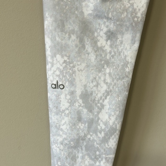 ALO YOGA Vapor Python Airbrush Legging Performance Gray White Sz S NEW - Picture 10 of 13